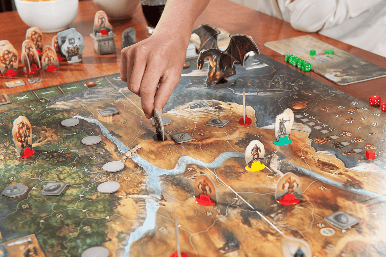 Spelers in actie tijdens De Legenden van Andor, een coöperatief bordspel met tactische elementen en unieke helden.