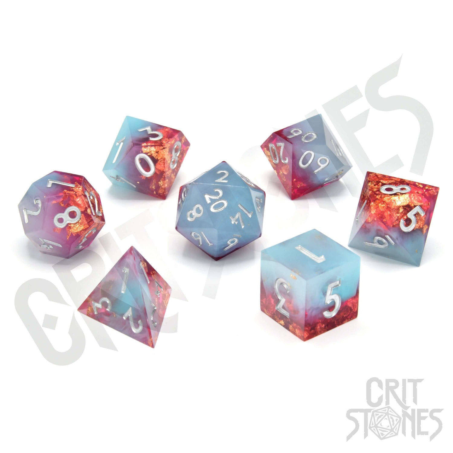 Sprankelende hemelsblauwe en rode resin RPG dobbelstenen met gouden accenten, perfect voor avonturen in het voorjaar.